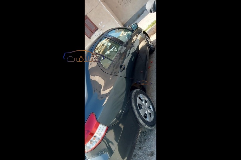 Yaris Toyota فضي