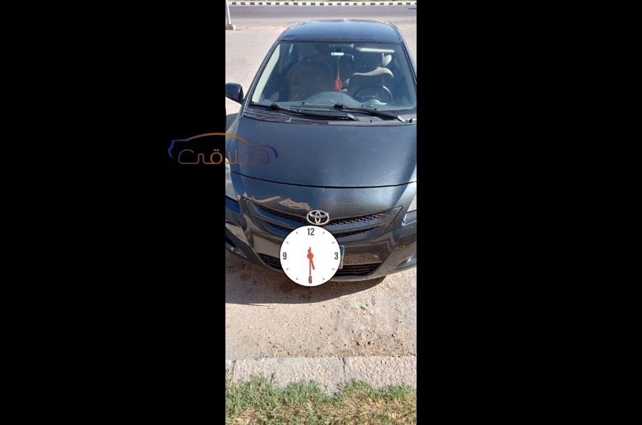 Yaris Toyota فضي