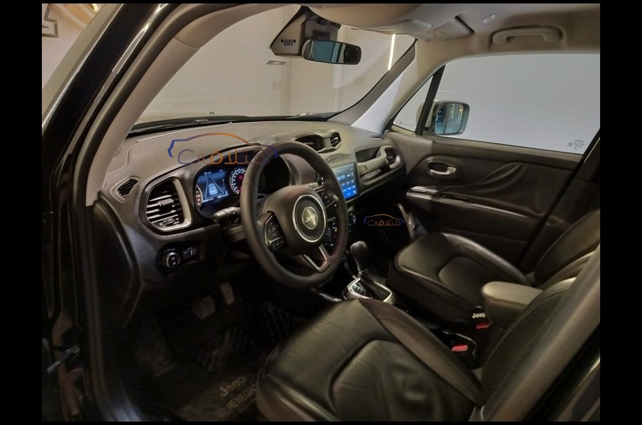 Renegade Jeep أسود