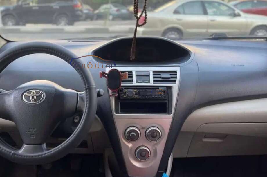 Yaris Toyota أسود