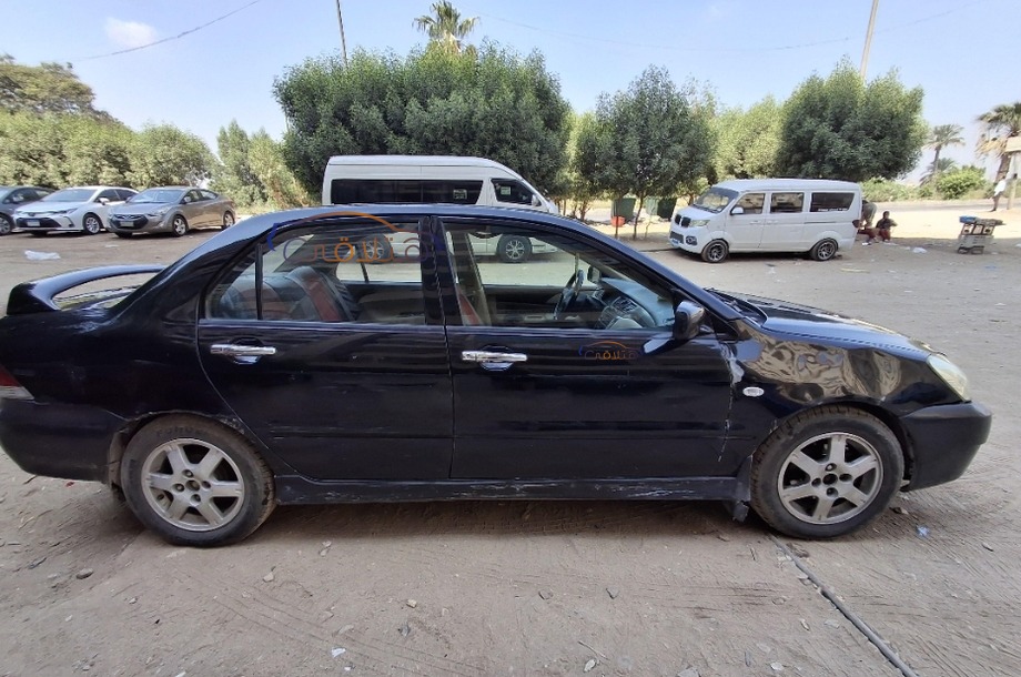 Lancer Mitsubishi أسود