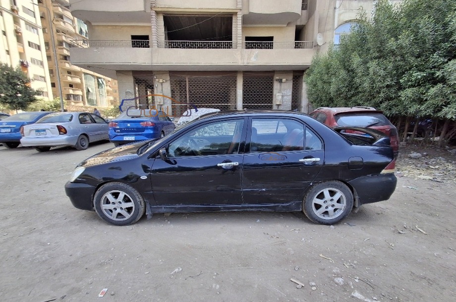 Lancer Mitsubishi أسود