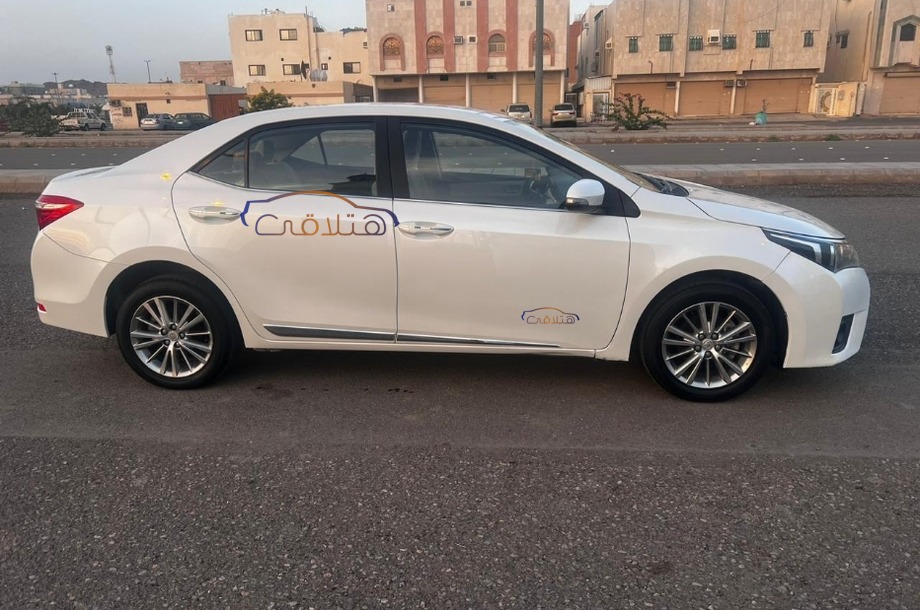 Corolla Toyota أبيض
