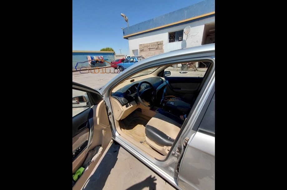 Aveo Chevrolet فضي