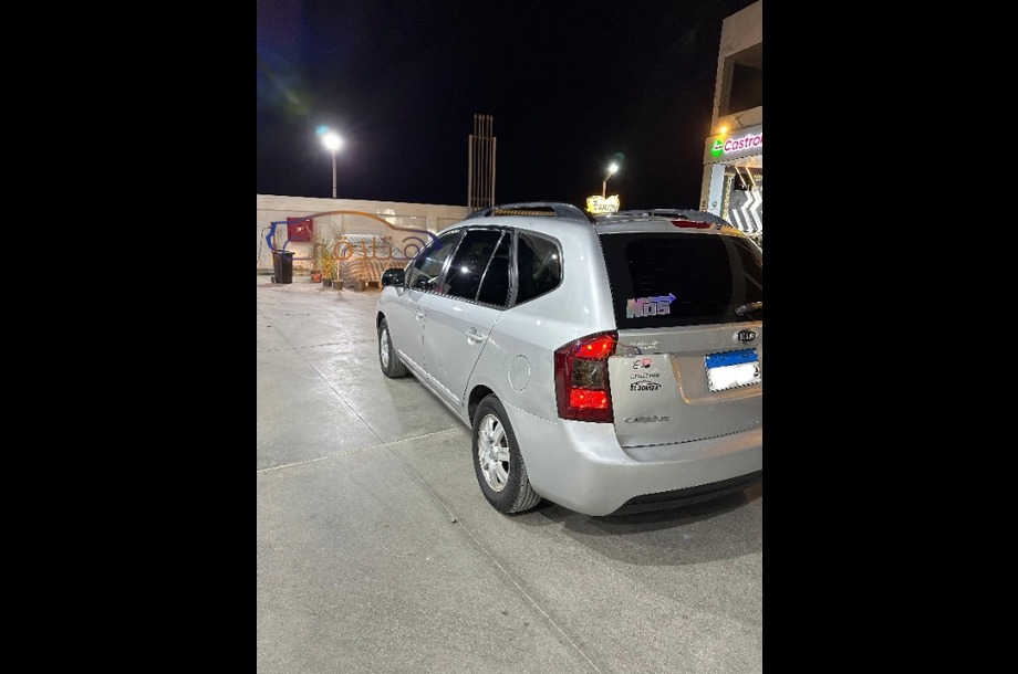 Carens Kia فضي
