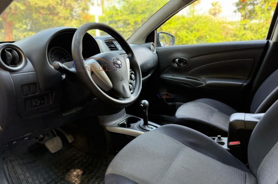 Sunny Nissan أسود