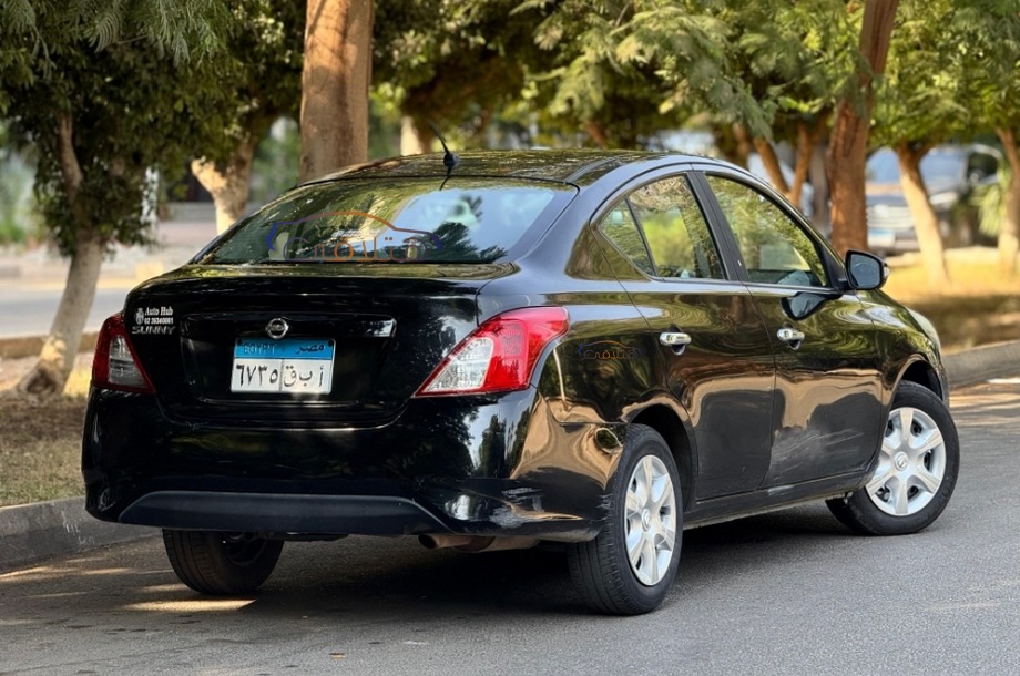 Sunny Nissan أسود