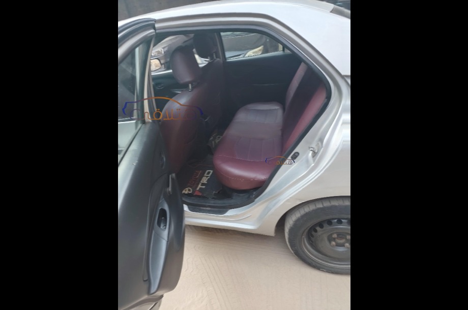 Yaris Toyota فضي