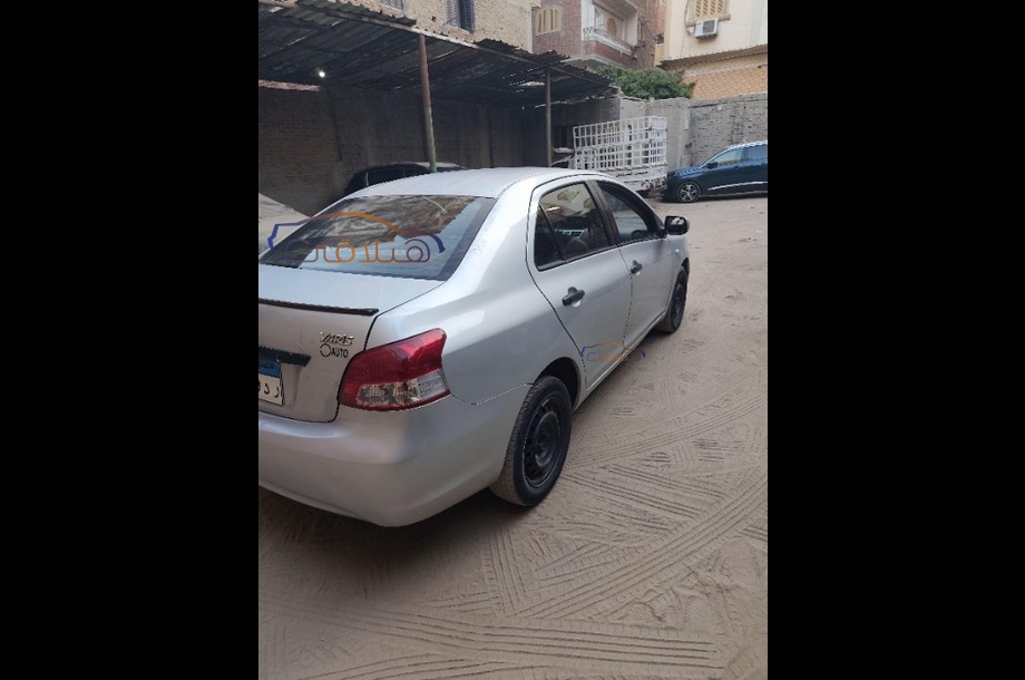 Yaris Toyota فضي