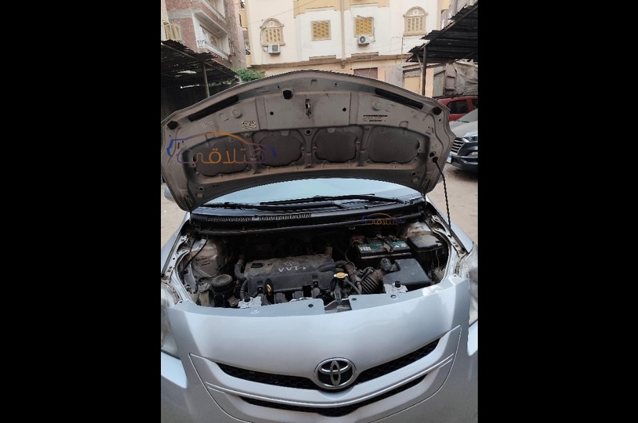 Yaris Toyota فضي