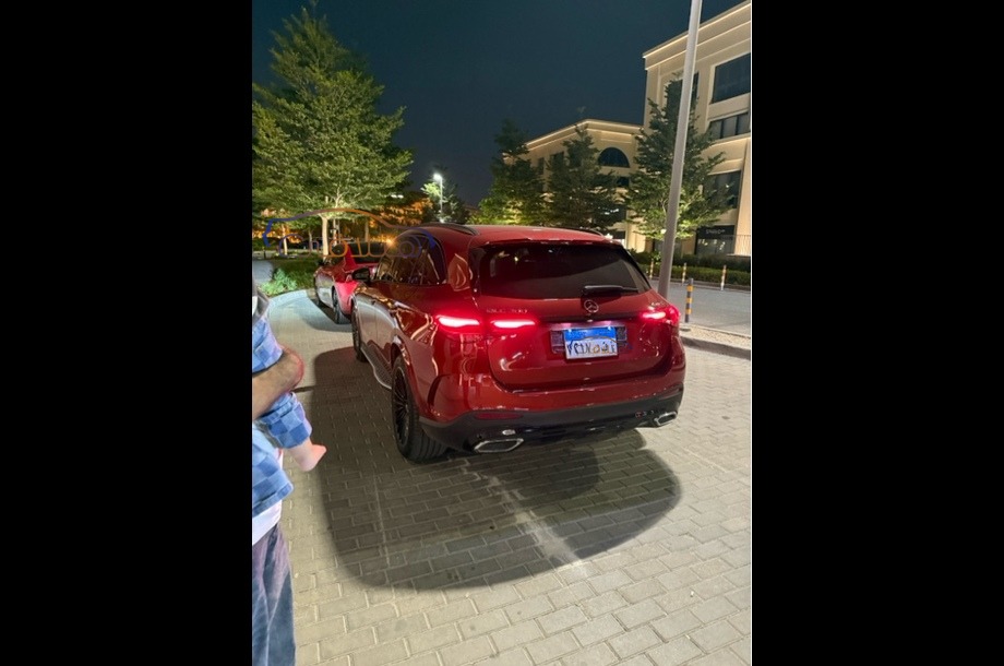 GLC 300 Mercedes احمر