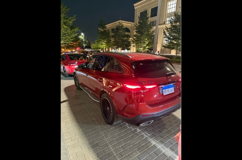 GLC 300 Mercedes احمر