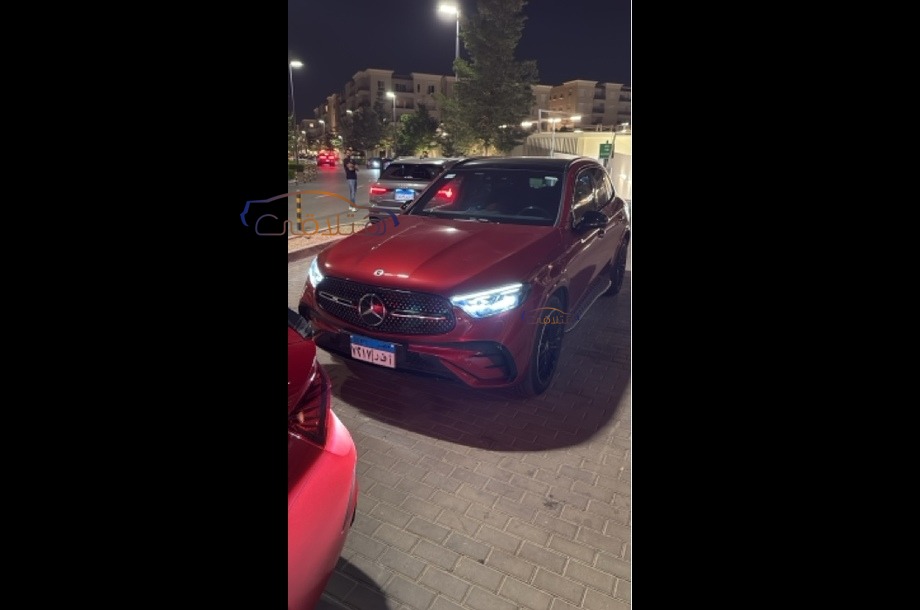 GLC 300 Mercedes احمر