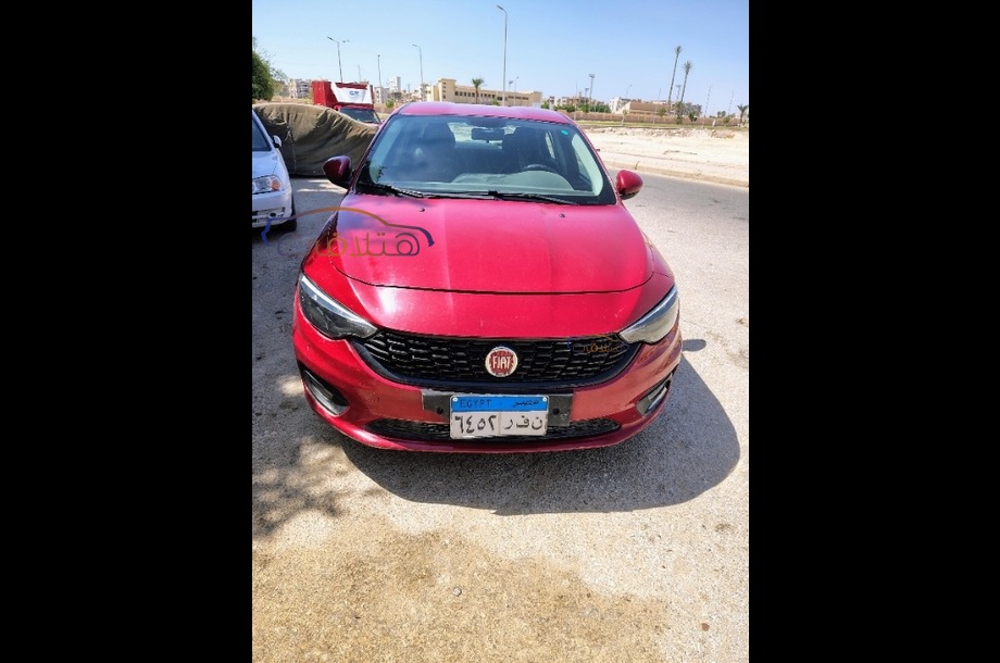 Tipo Fiat احمر غامق