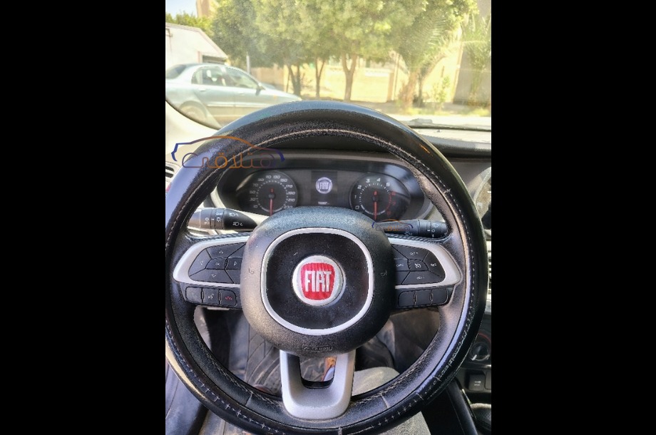 Tipo Fiat احمر غامق