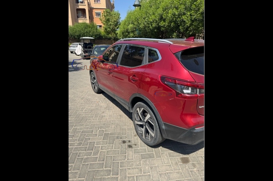 Qashqai Nissan احمر غامق