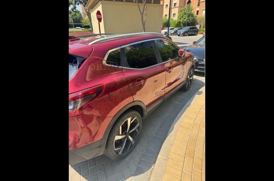 Qashqai Nissan احمر غامق