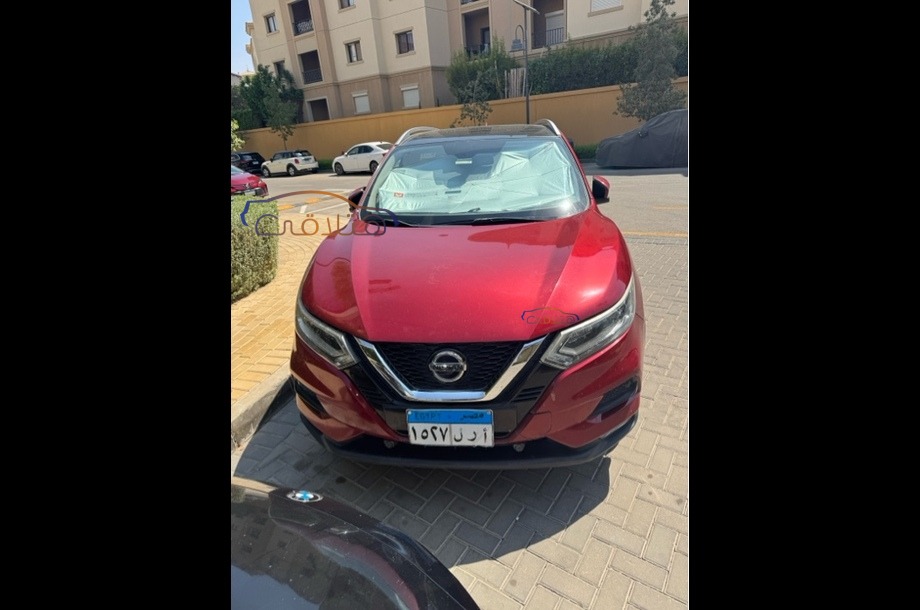 Qashqai Nissan احمر غامق