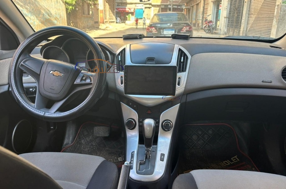 Cruze Chevrolet فضي