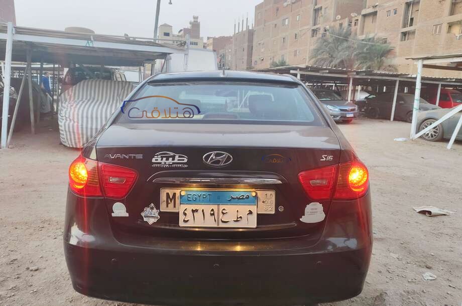 Avante Hyundai أسود