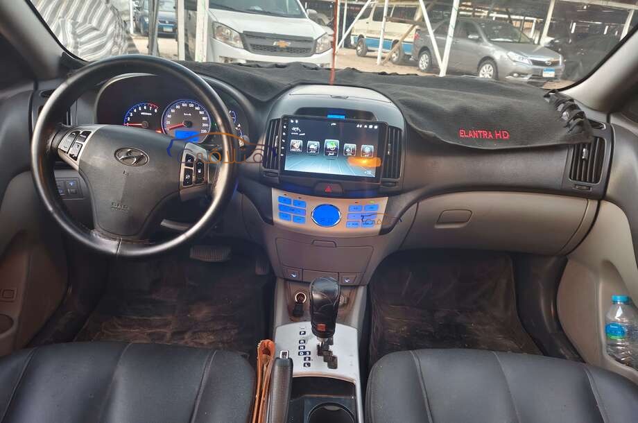 Avante Hyundai أسود