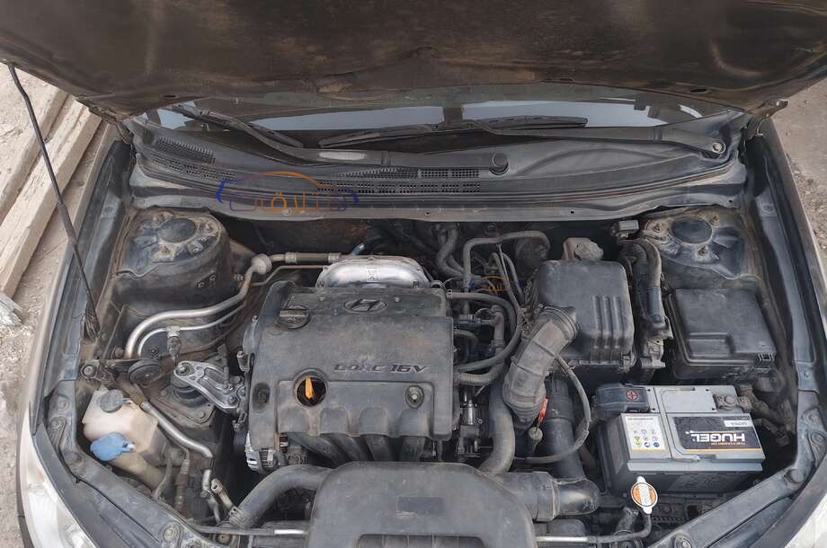 Avante Hyundai أسود