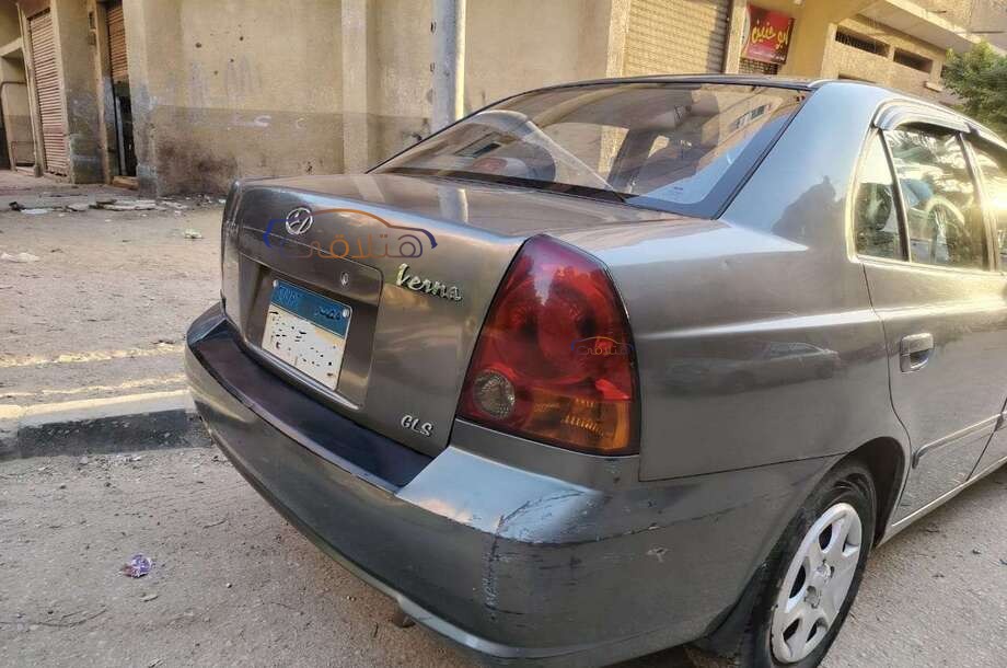 Verna Hyundai فضي
