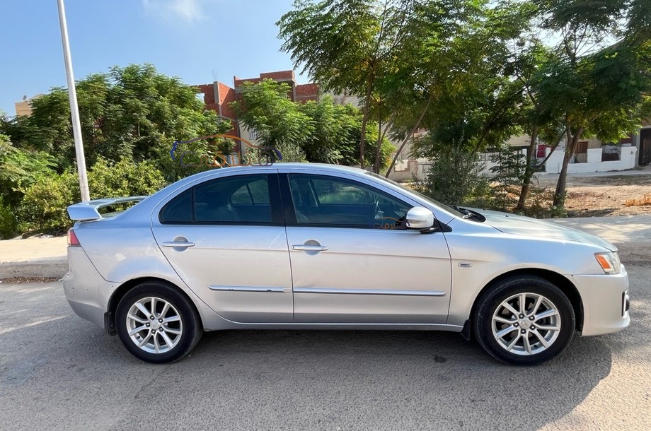 Lancer EX Shark Mitsubishi فضي