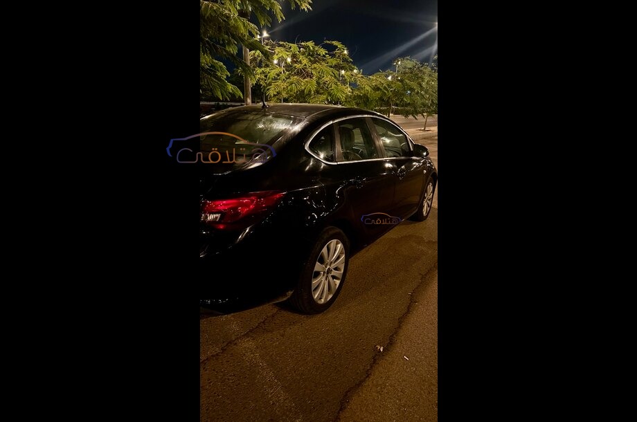 Astra Opel أسود