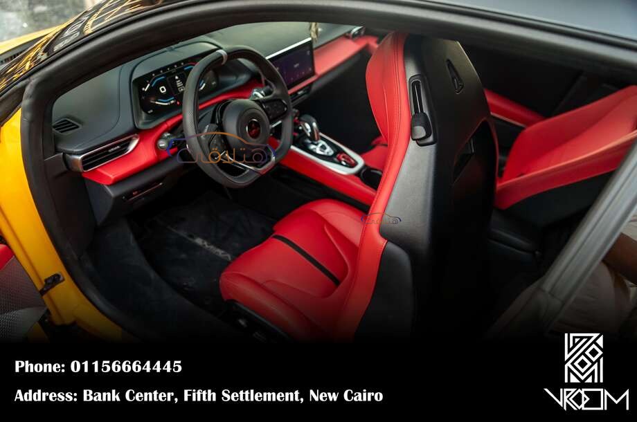 Emira Lotus ذهبي