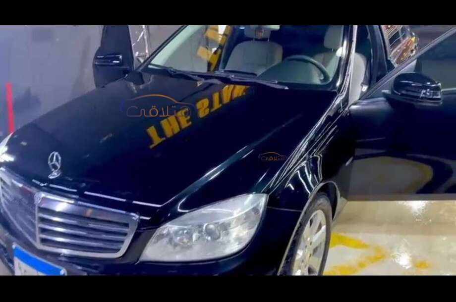 C 180 Mercedes أسود