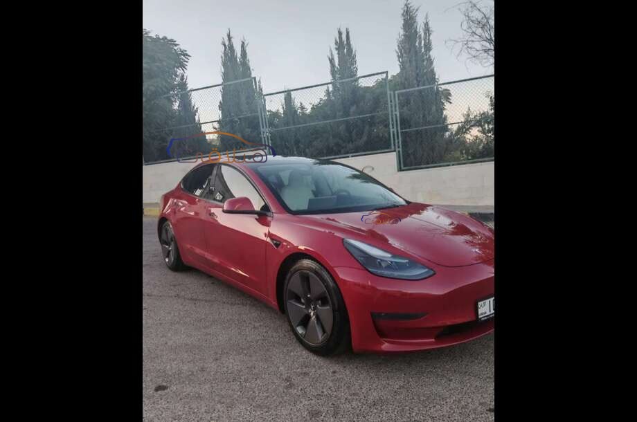 Model 3 Tesla احمر