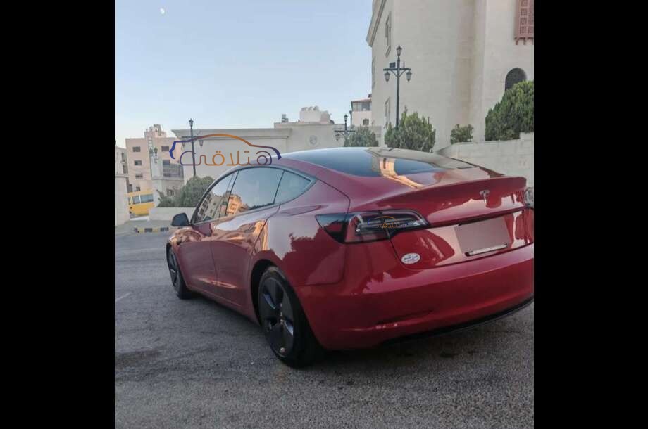 Model 3 Tesla احمر