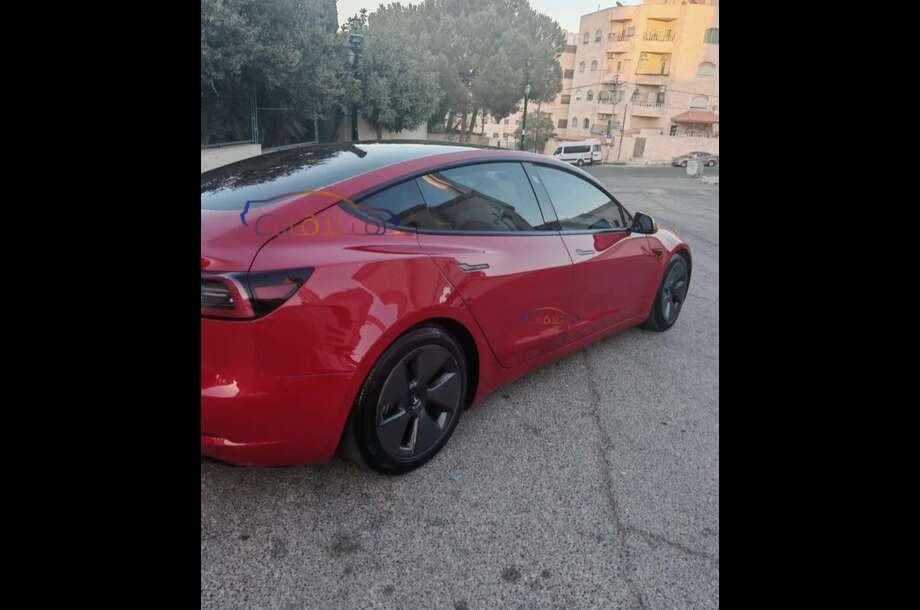 Model 3 Tesla احمر