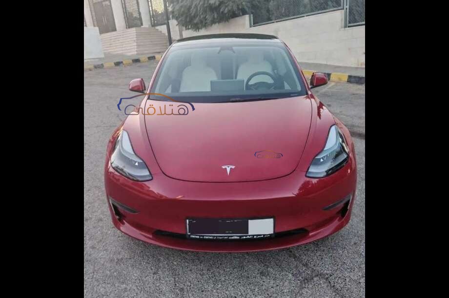 Model 3 Tesla احمر