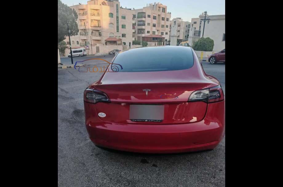 Model 3 Tesla احمر