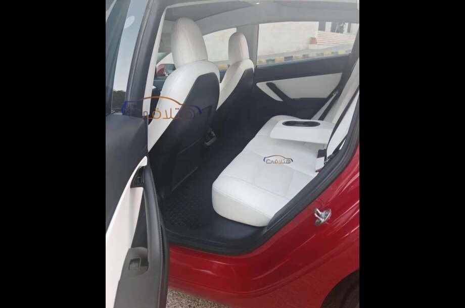 Model 3 Tesla احمر