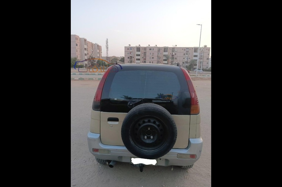 Terios Daihatsu ذهبي