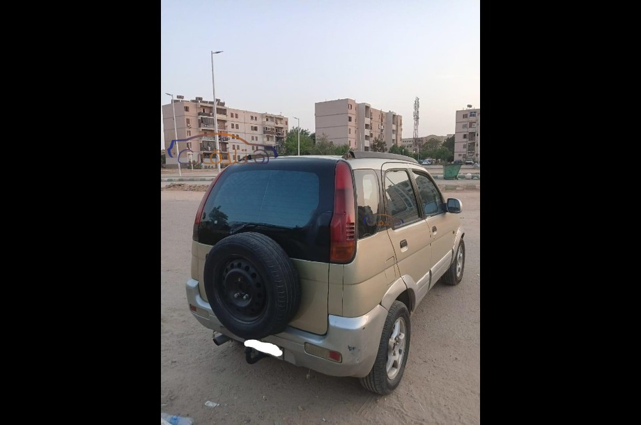 Terios Daihatsu ذهبي