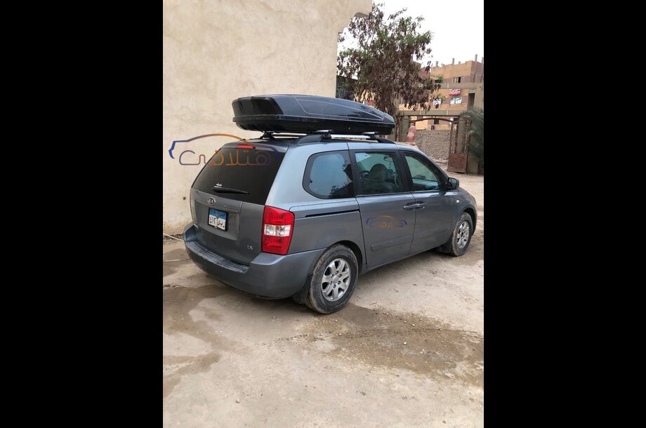 Carnival Kia زيتوني