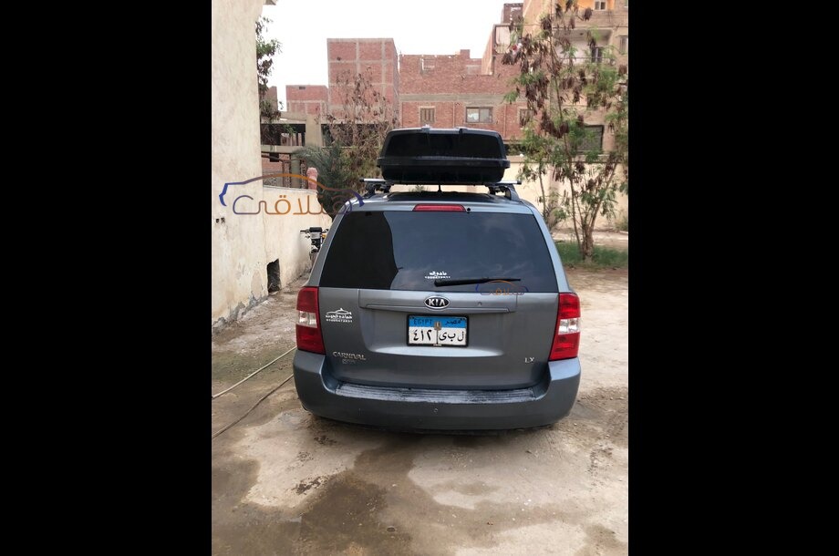 Carnival Kia زيتوني