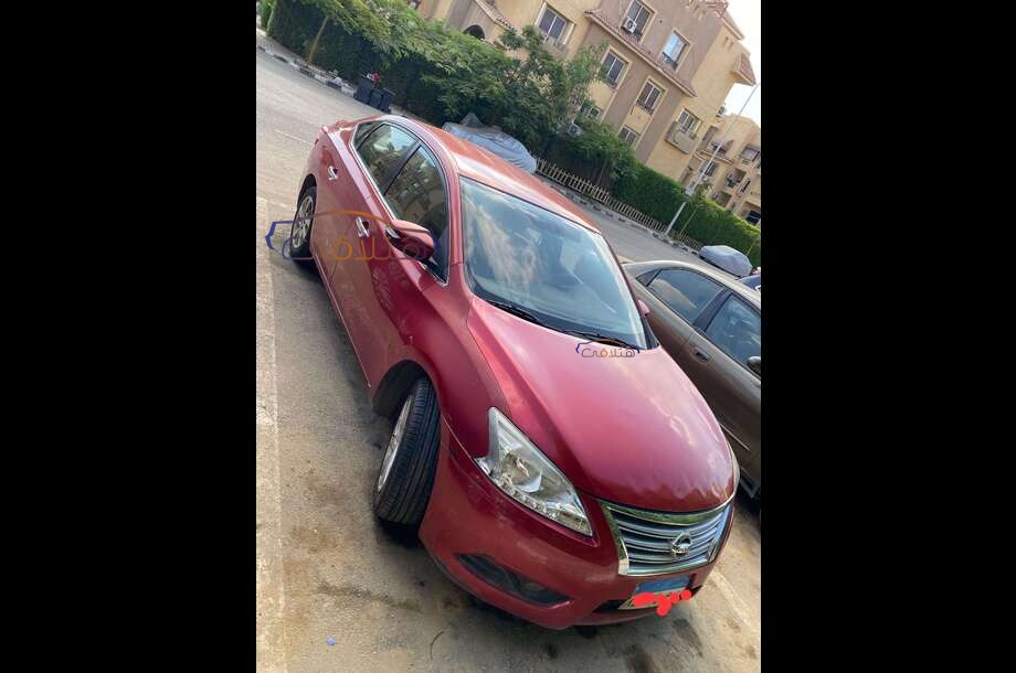 Sentra Nissan احمر