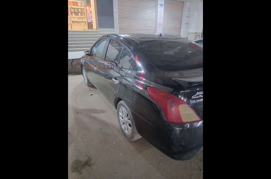 Sunny Nissan أسود