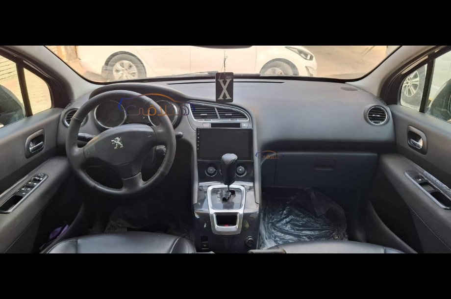 5008 Peugeot أسود