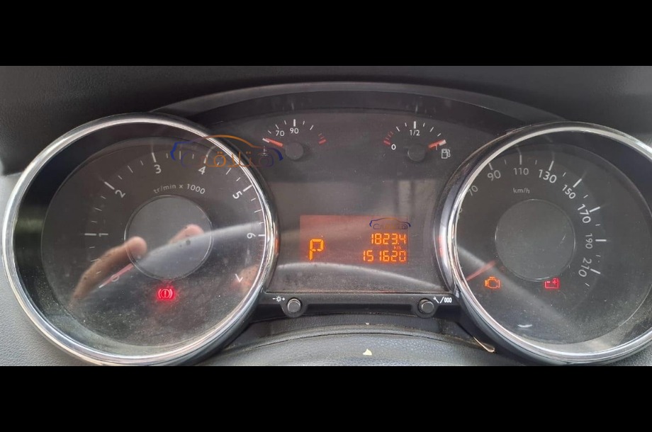 5008 Peugeot أسود