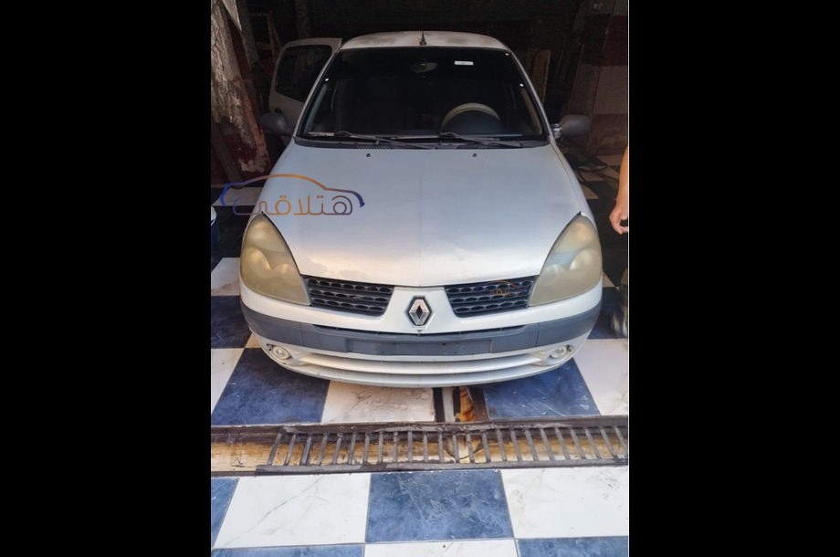 Clio Renault فضي