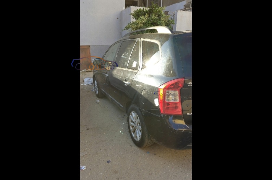 Carens Kia أسود