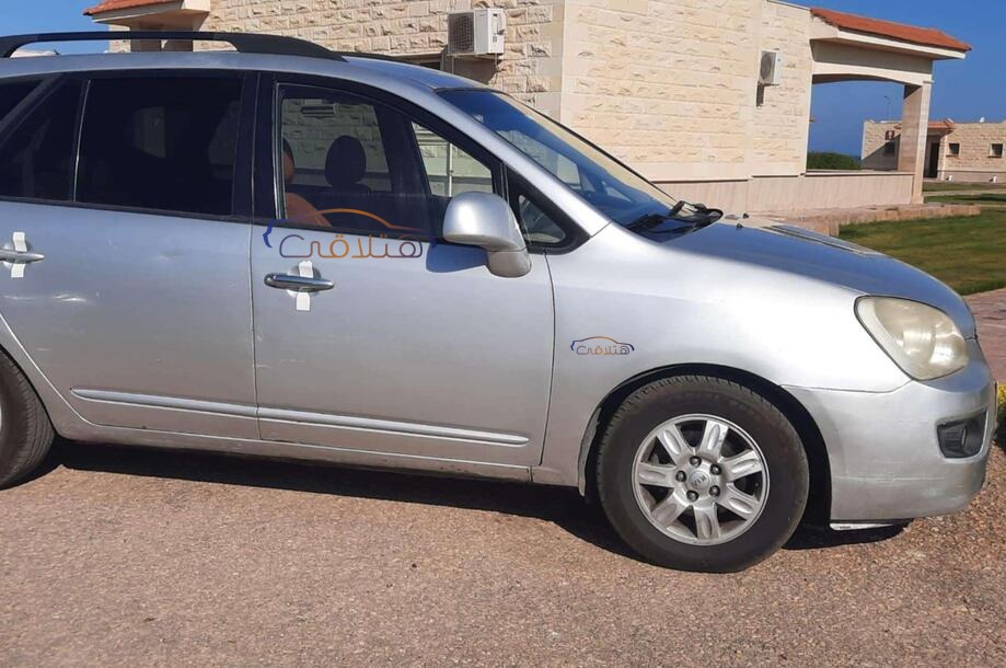 Carens Kia فضي