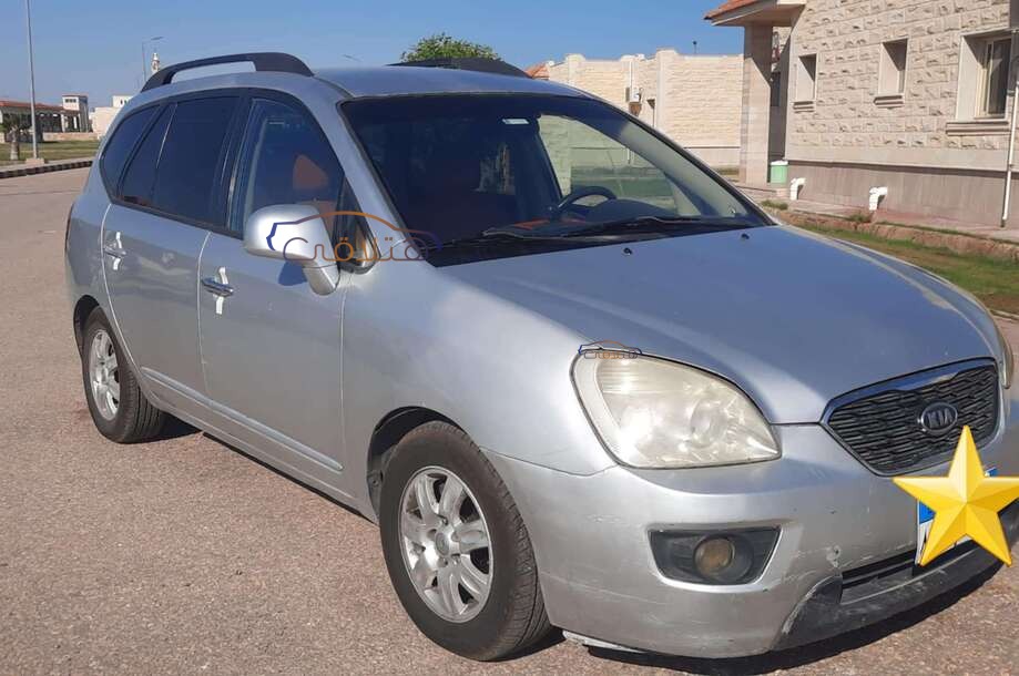 Carens Kia فضي