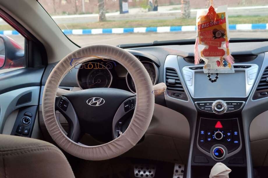 Elantra MD Hyundai احمر غامق